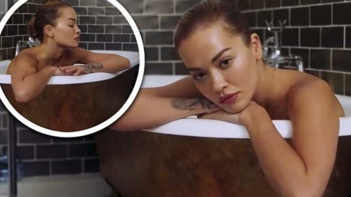 E zhveshur në vaskë, Rita Ora paralajmëron këngën e saj të re (VIDEO)
