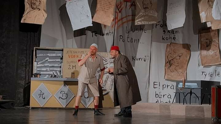Komedia “Pas vdekjes” e Çajupit ngjitet në Teatrin e Podujevës, nën regjinë e Elma Dorezit