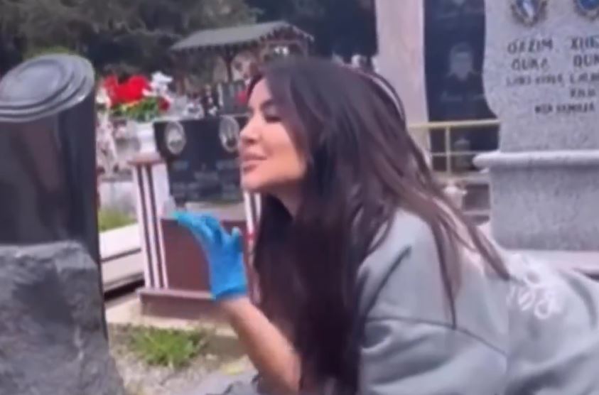 Megi Pojani kërkon falje pas videos ku tallet te varri i stërgjyshes, ndërsa motra e saj ofendon Noizy-n dhe Rozana Radin