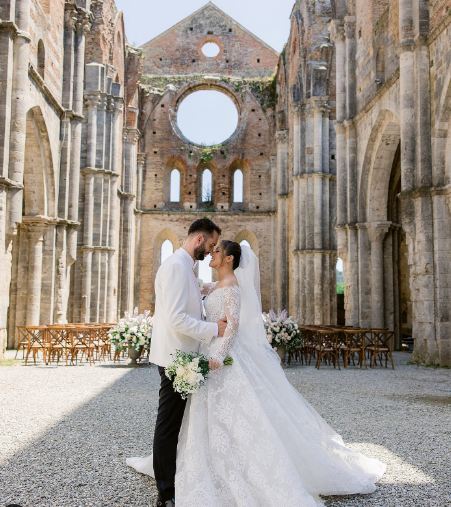 Arbana Osmani ndan foton e parë çift nga dasma në Toskanë