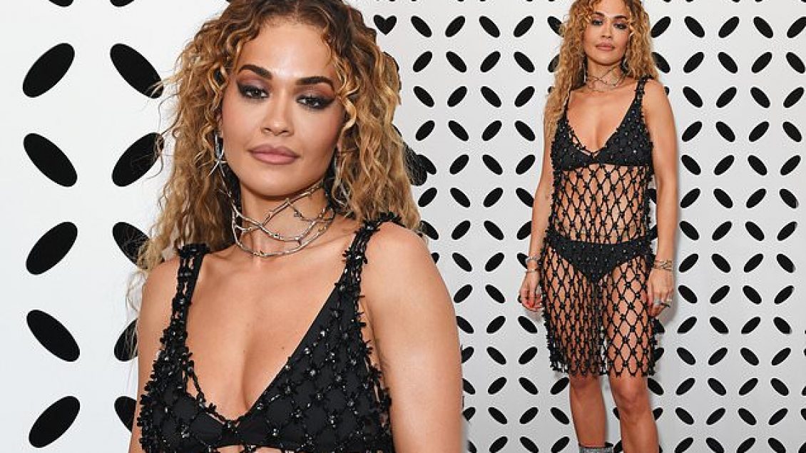 Rita Ora në festën e revistës ‘Vogue’, merr vëmendje me fustanin rrjetë