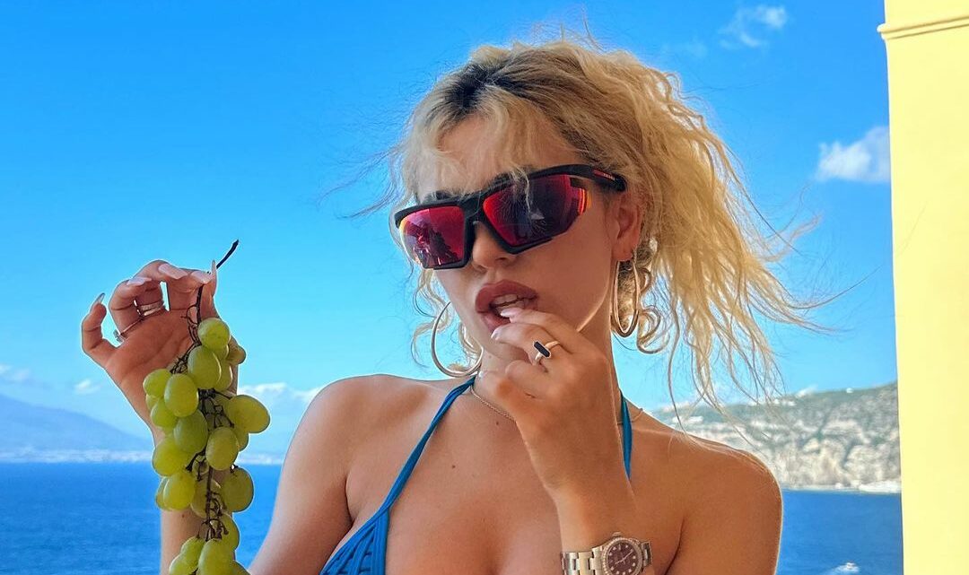 Ava Max në pozat me bikini nga pushimet në Itali