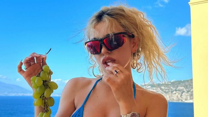 Ava Max në pozat me bikini nga pushimet në Itali
