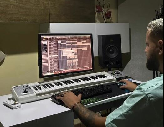Luiz Ejlli shfaqet në studio, tregon pjesë nga kënga e re
