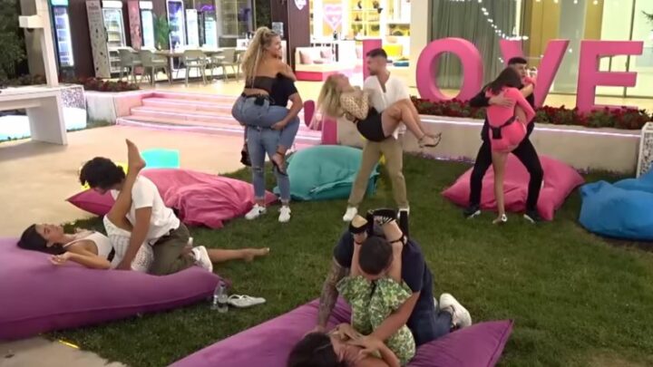 (VIDEO) Konkurrentët e “Love Island” nuk dinë pozicionin “Tornado”