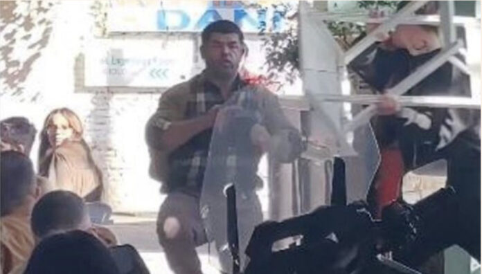 (VIDEO) Noizy-n e gjuajnë me karrige në kokë?