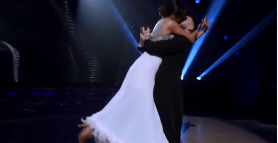 Valsi romantik, ish-banorja e Big Brother puth në buzë balerinin në DWTS