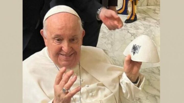 Papa Françesku me plis shqiptar me shqiponjën dykrenare