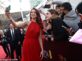 Dua Lipa shkëlqen me një fustan të kuq, në çmimet e filmit BAFTA 2024