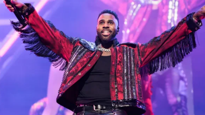 Foto/ Pas koncertit në Tiranë, Jason Derulo kapet ‘mat’ duke darkuar me një vajzë