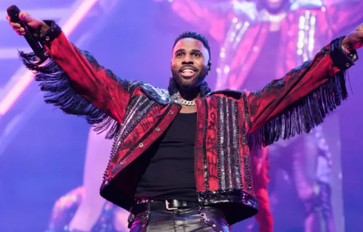 Foto/ Pas koncertit në Tiranë, Jason Derulo kapet ‘mat’ duke darkuar me një vajzë