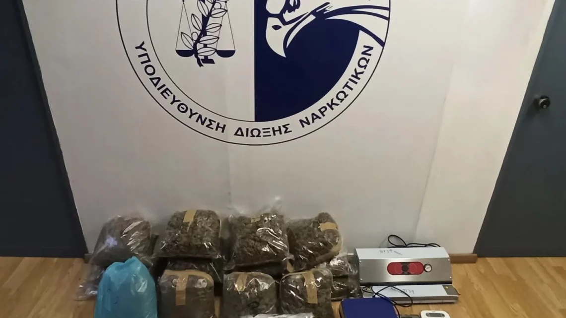 Çiftit nga Shqipëria i gjendet drogë dhe arsenal armësh në makinë nga policia greke