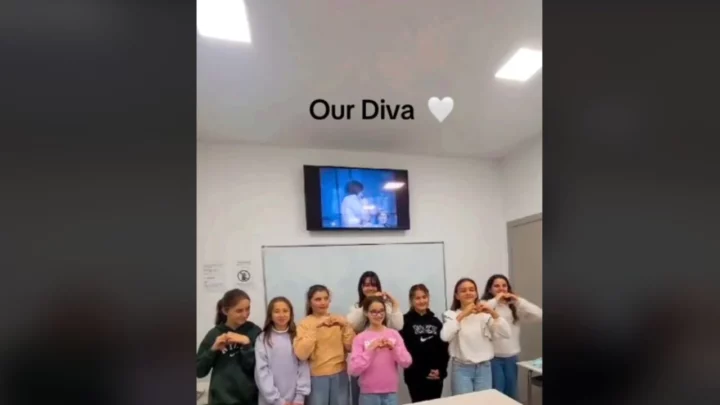 “Diva jonë!” Fëmijët në Kavajë përshëndesin Parashqevi Simakun (VIDEO)