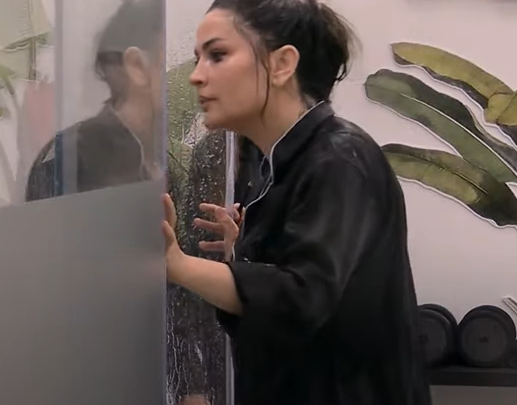 Sherr në dush mes Rozanës dhe Gertës, kjo e fundit i kthen ujin fytyrës