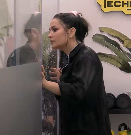 Sherr në dush mes Rozanës dhe Gertës, kjo e fundit i kthen ujin fytyrës