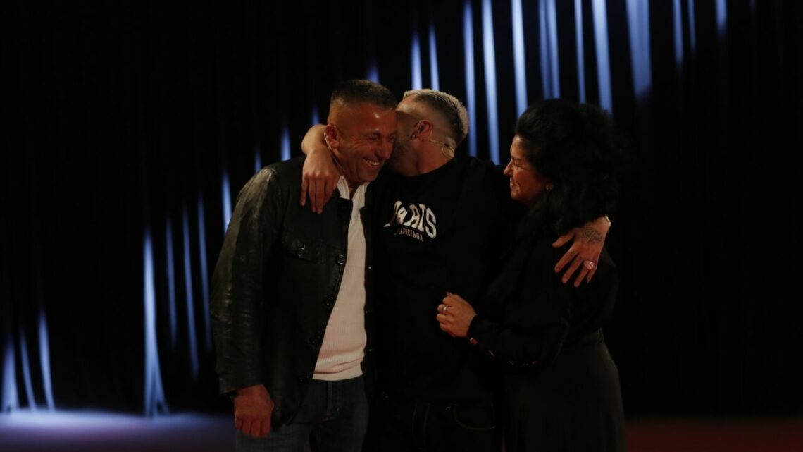 “Kur të martohem…” Gjesti surprizohet nga prindërit, lot dhe përqafime mes tyre