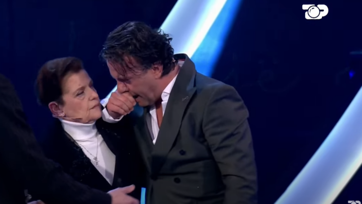 Laerti del nga shtëpia dhe shkon në studio, përlotet bashkë me publikun