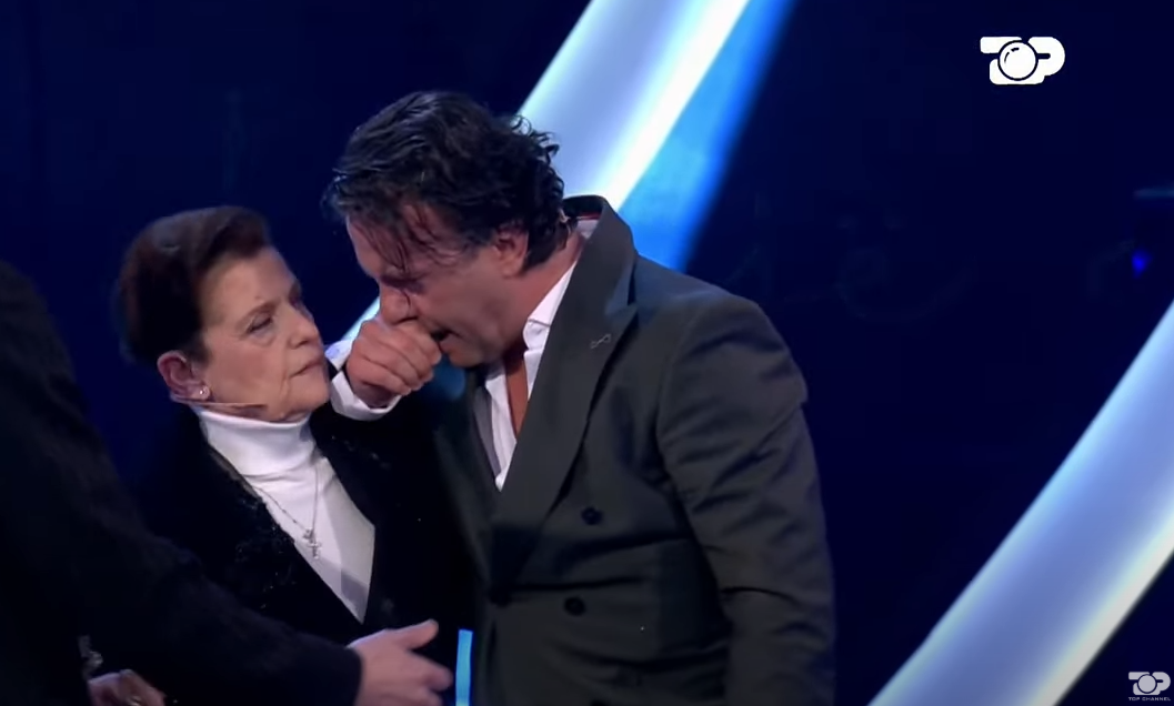 Laerti del nga shtëpia dhe shkon në studio, përlotet bashkë me publikun