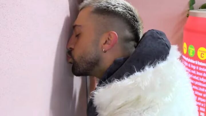 Gjesti bën për të qeshur Eglin: Fillon puth murin