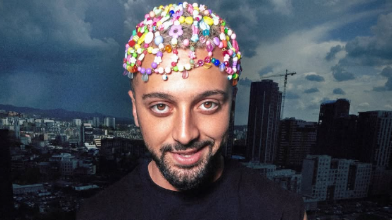 Gjesti zbukuron kokën me unaza, po vjen me këngë të re…