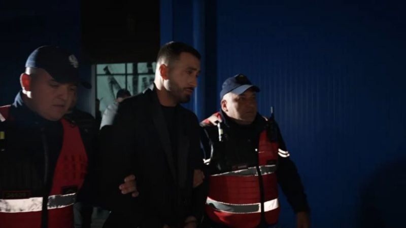 Me pranga në duar, momenti i shoqërimit të Jozit nga policia 