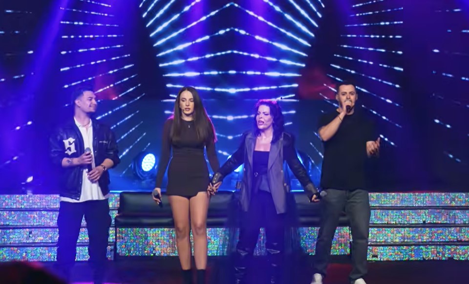 Vajza e Dr. Florit ngjitet në skenë, interpreton për herë të parë këngën e të atit