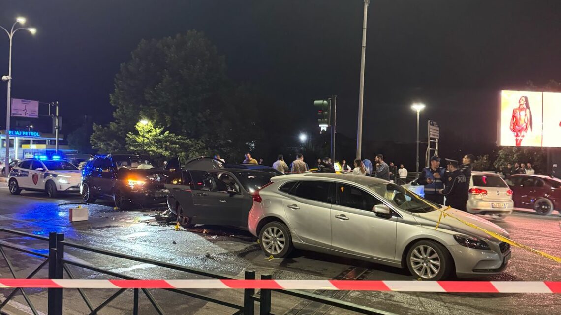 U ndoqën me makina duke u sharë dhe përfunduan te “Pallati me Shigjeta” duke u rrahur me leva dhe armë