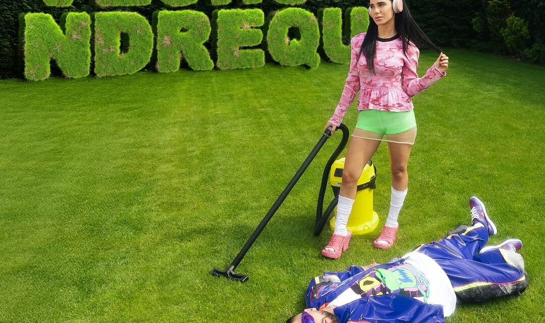 “Na jena nda po me zemër t’du hala”, kënga e re e Gjestit, për Eglin apo Xhenetën?