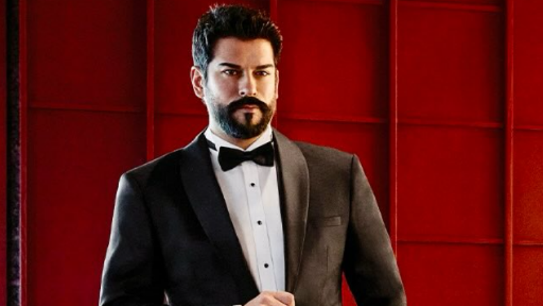 Ylli i serialeve turke zgjedh Shqipërinë për pushime, “Osnani”-Burak Ozviçi shijon detin e Vlorës