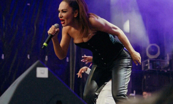 Adelina Ismaili e djeg në Zyrih para të rinjve që e shihnin për herë të parë