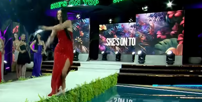 Incident në “She’s on Top”, modelja bie në pishinë gjatë sfilatës