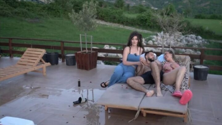 “Je një plehrë”, Xhoni nis të kërcejë me vajzat e tjera të Për’puthen, Mikela ia plas të qarit