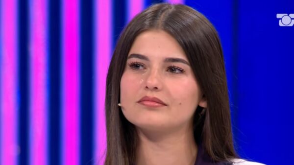 “Më mirë të më rrihte mua se sa mamin”/ Kiara nuk ndalet së qari, rrëfen dhunën e babait