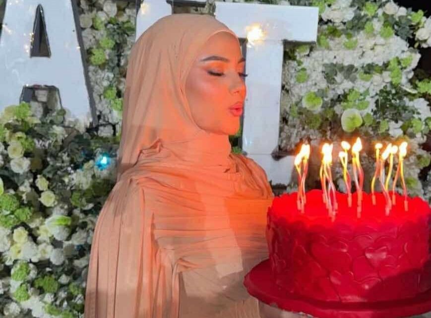 Hati feston ditëlindjen në Kosovë, një biznesmen i qëndron pranë në festën luksoze