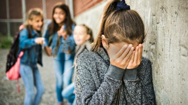 Adoleshentet bullizojnë dhe dhunojnë bashkëmoshataren, nën hetim 4 vajzat nga Fieri