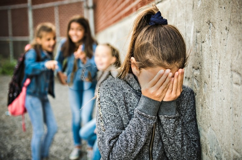 Adoleshentet bullizojnë dhe dhunojnë bashkëmoshataren, nën hetim 4 vajzat nga Fieri