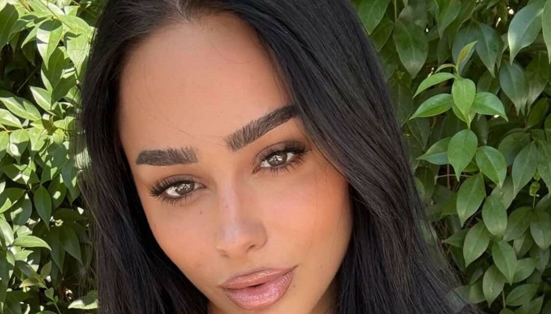 Egli Tako lë mënjanë kostumet folklorike, pozon me bikini duke treguar tatuazhet