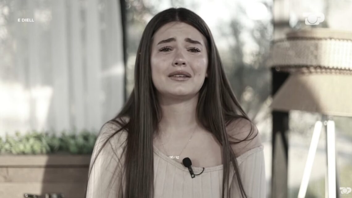 Babi e tërhiqte zvarrë, i shkulte flokët mamit/ Modelja e “She’s on Top” rrëfen ferrin ku u rrit