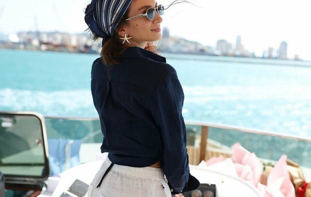 Princ Leka romantik me gruan e dytë në mes të detit, ia mbulon varkën me trëndafila