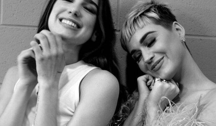 Katy Perry habit fansat e saj në mes të skenës: “Unë jam tezja e Dua Lipës…”