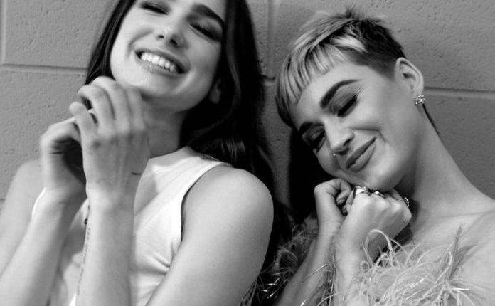 Katy Perry habit fansat e saj në mes të skenës: “Unë jam tezja e Dua Lipës…”