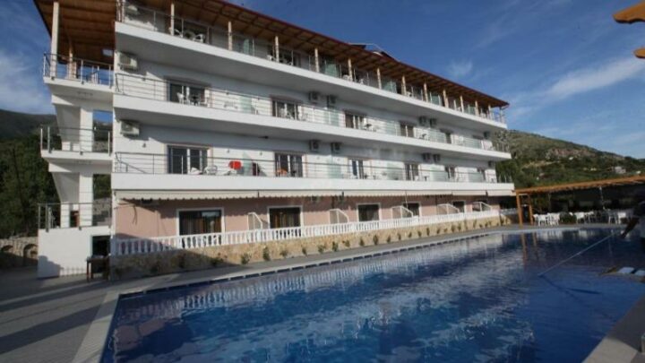 Pronari i hotel “Riviera” në Borsh kanos me armë dy punonjëset nënë e bijë