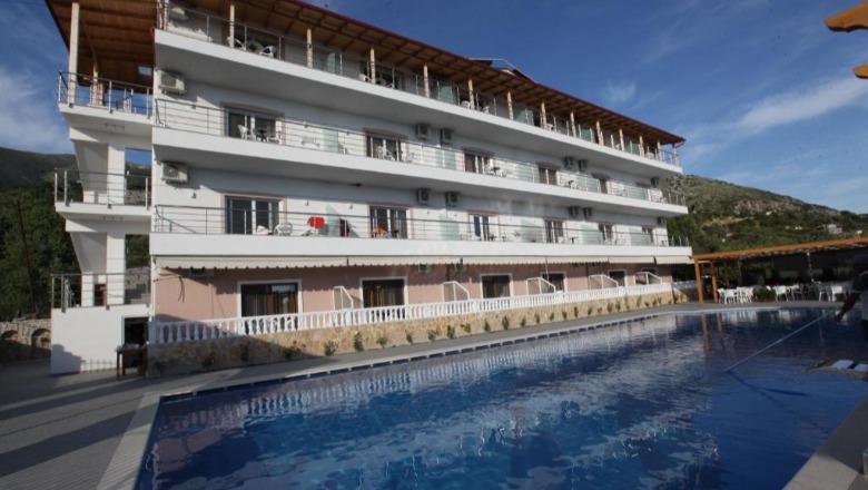 Pronari i hotel “Riviera” në Borsh kanos me armë dy punonjëset nënë e bijë