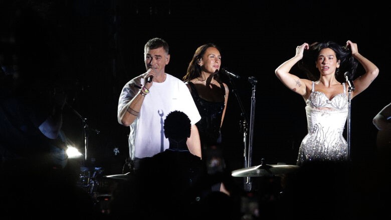 Dua Lipa këndon në shqip këngën “Era” me babain e saj Dukagjinin në ‘Sunny Hill’