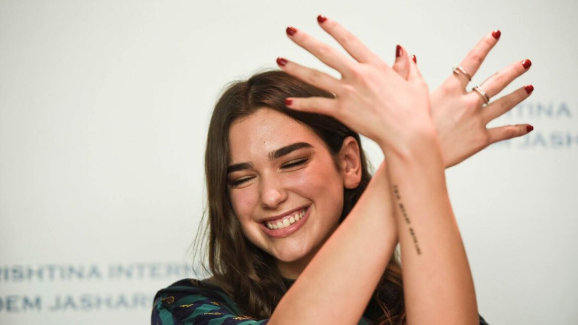 Le Point: Dua Lipa, arma diplomatike e popit që e bën Kosovën të shkëlqejë
