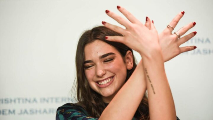 Le Point: Dua Lipa, arma diplomatike e popit që e bën Kosovën të shkëlqejë