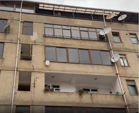 Vajza 15-vjeçe në Sarandë hidhet nga kati i katërt, dyshohet për bullizim