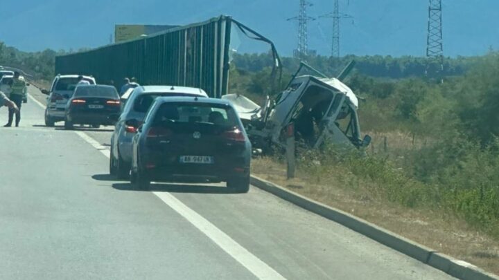 Ndërron jetë shoferi, plagoset rëndë pasagjeri në autostradën Fier-Vlorë, makina e italianes goditi nga pas kamionçinën