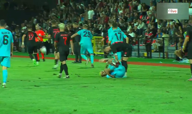 Sherr mes Trashit dhe Fernandos në Vlorë, gjyqtari i katërt futet menjëherë në fushë