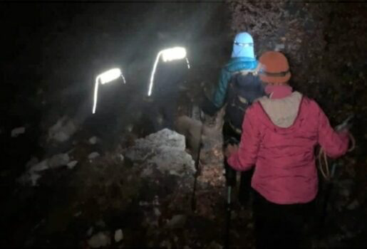 Nënë e bir nga Suedia humbin në Llogara, moti i keq vështirëson kërkimin e tyre